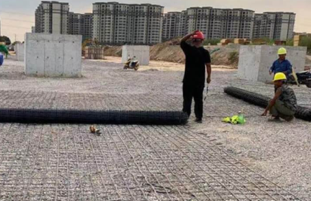 越西土工格栅铺设前地基要怎么处理？